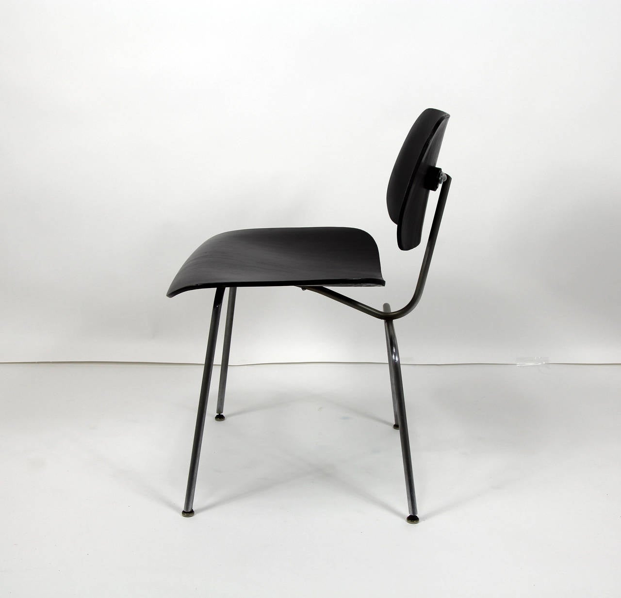 Modern Set of Four Herman Miller Eames DCM Chairs in Ebony Finish For Sale