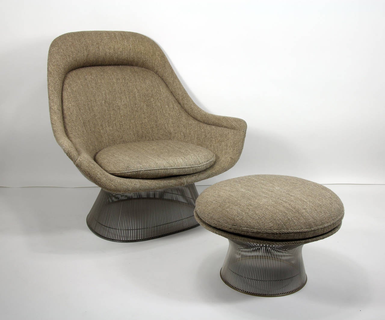 Very unique an iconic original Knoll easy chair and ottoman designed by Warren Platner. Incredible style and comfort. Rare to find such an incredible chair in original fabric in next to perfect condition.
