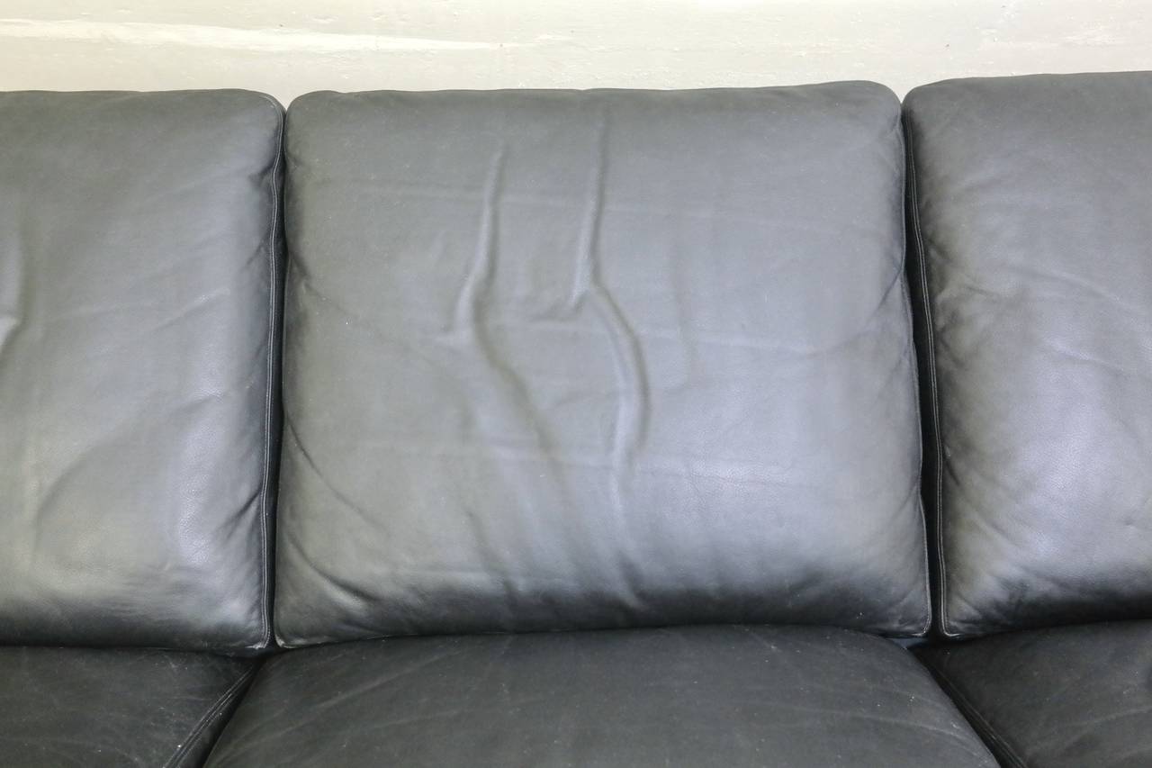 Beautiful Hans Olsen Three-Seat Leather and Rosewood Sofa 4