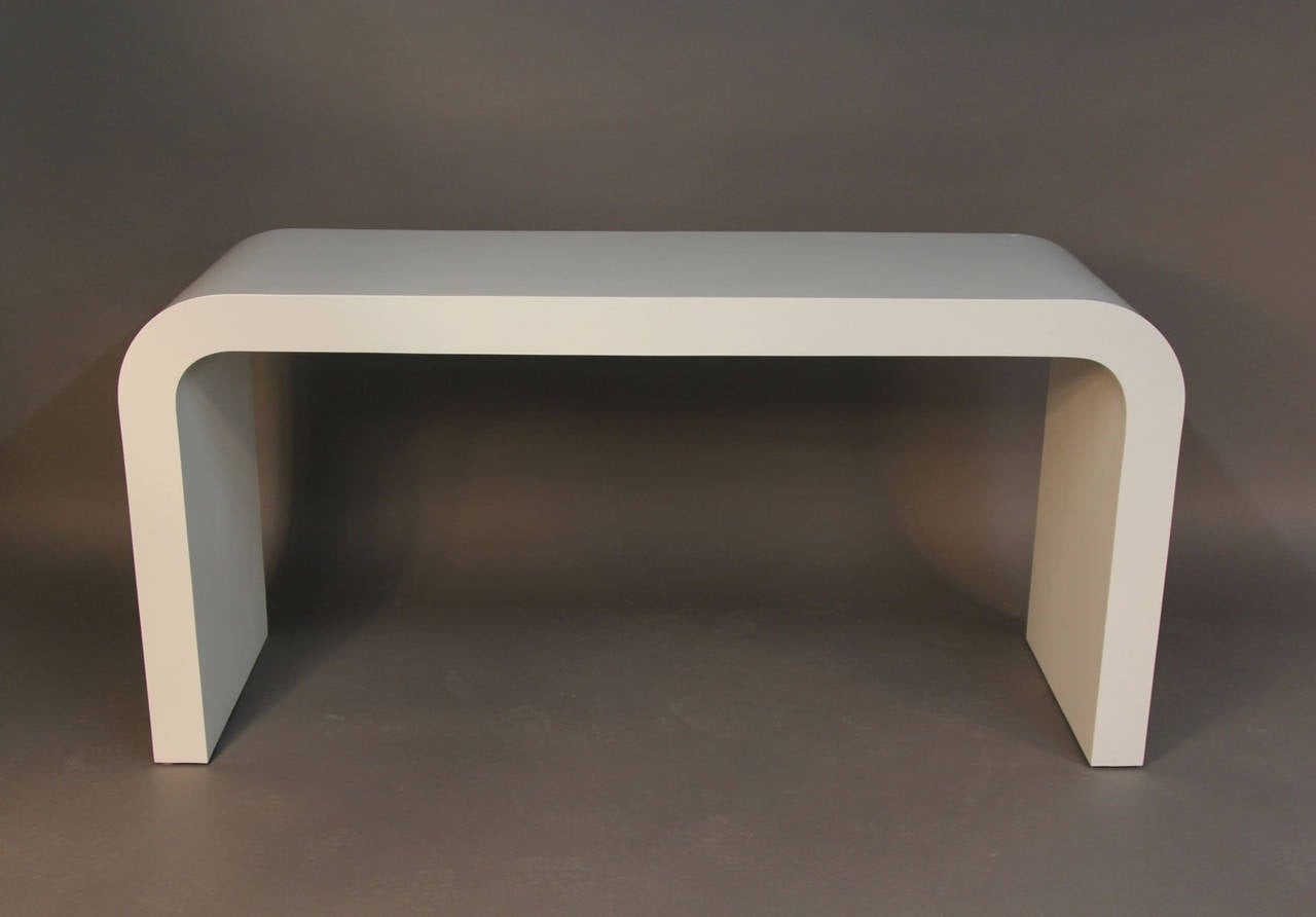 Outstanding and versatile console newly lacquered in high gloss white.