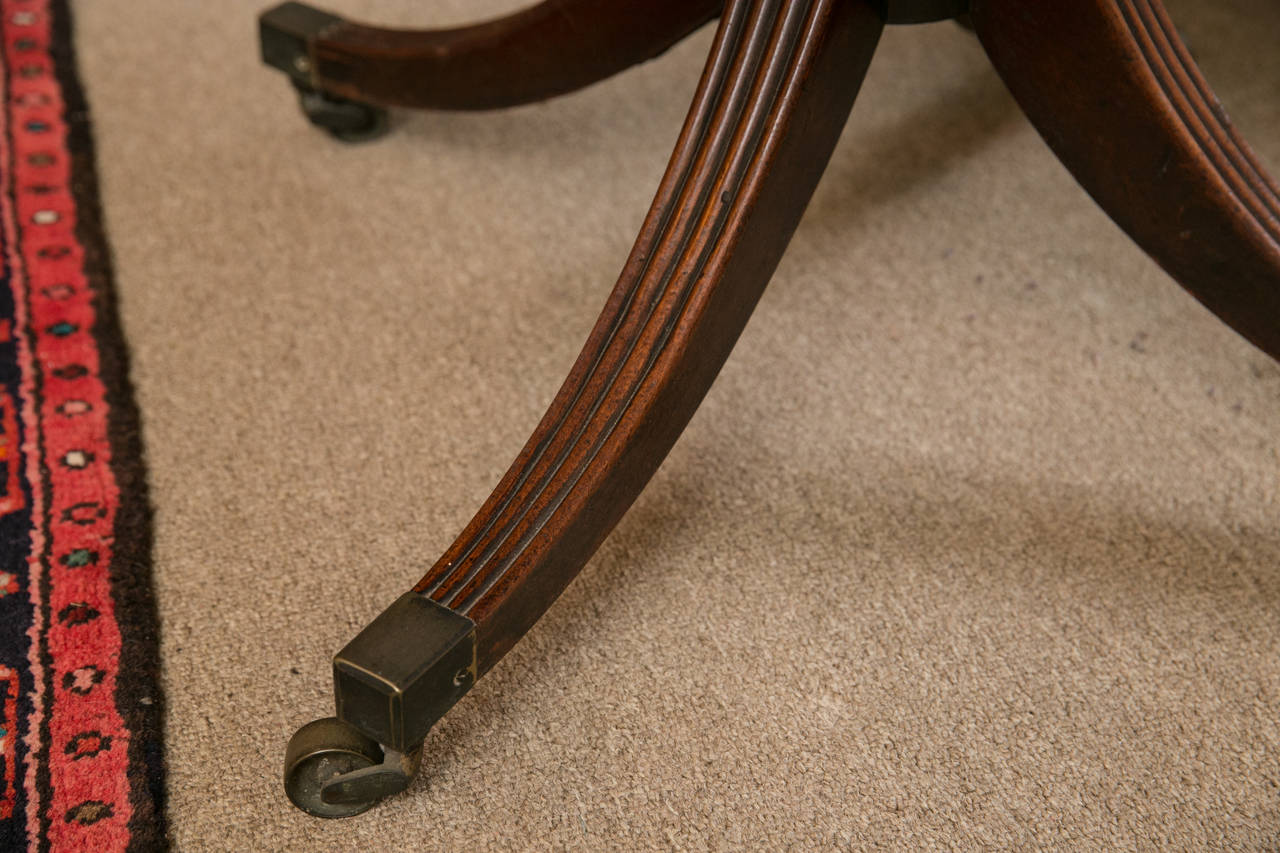 George III Mahogany and Satinwood Drop-Leaf Pembroke Table In Excellent Condition In Bridport, CT