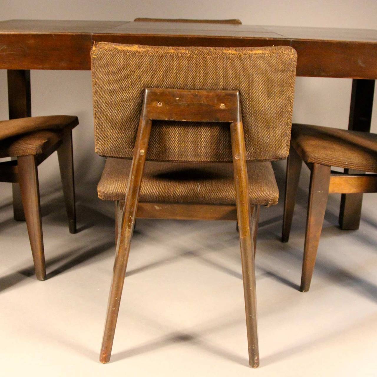 George Nelson for Herman Miller refractory table with two extension leaves that fold open from underneath the table. With four George Nelson side chairs in original finish and fabric.

Beautiful Mid-Century set. Great of apartment or home as it