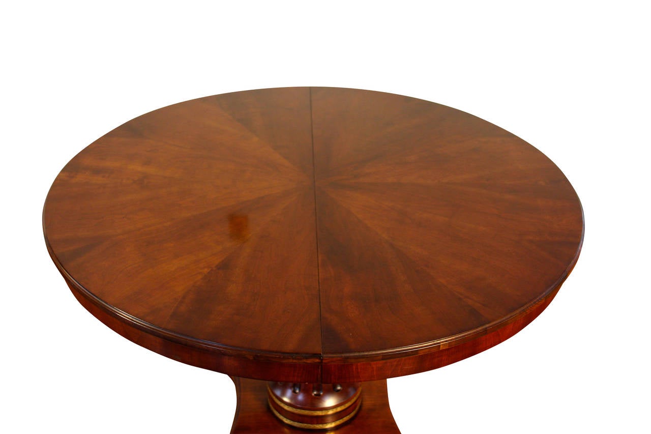 Split pedestal table in classical design.  Comes with 3 leaves and supports.

48