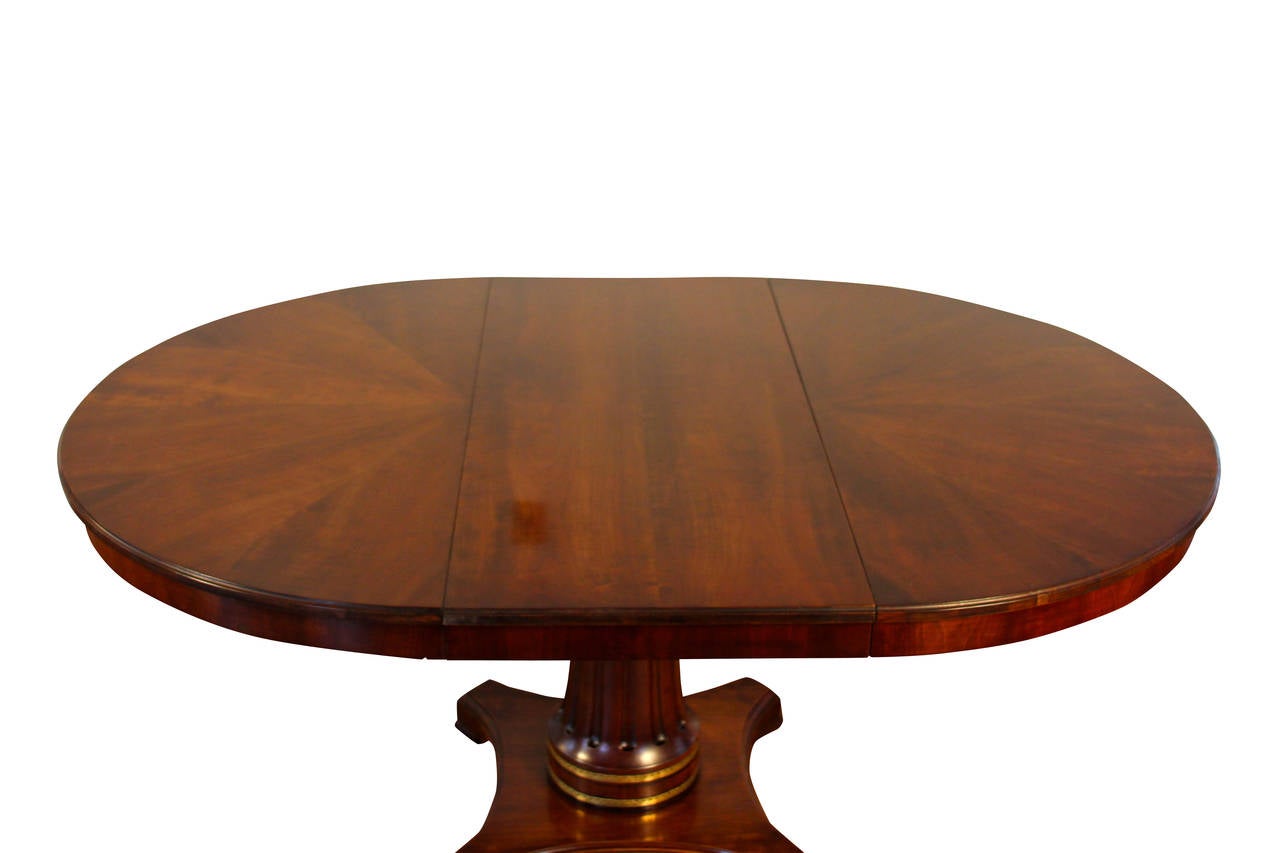 Center or Dining Table with Three Leaves In Excellent Condition For Sale In Bridport, CT
