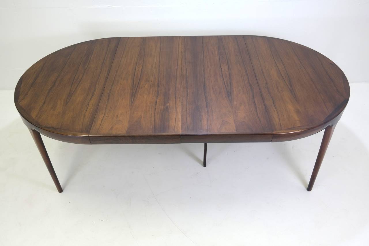 Beautiful designed extendable dining table by Ib Kofod Larsen. The round table can be extended to an oval model with two nicely matching extension leaves. The table shows stunning, well designed lines and elegant details such as the joints of the