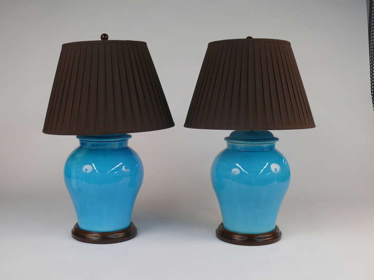 Paar Oscar De La Renta Chinese Export Style Türkis glasierte Lampe mit braunen Schirmen