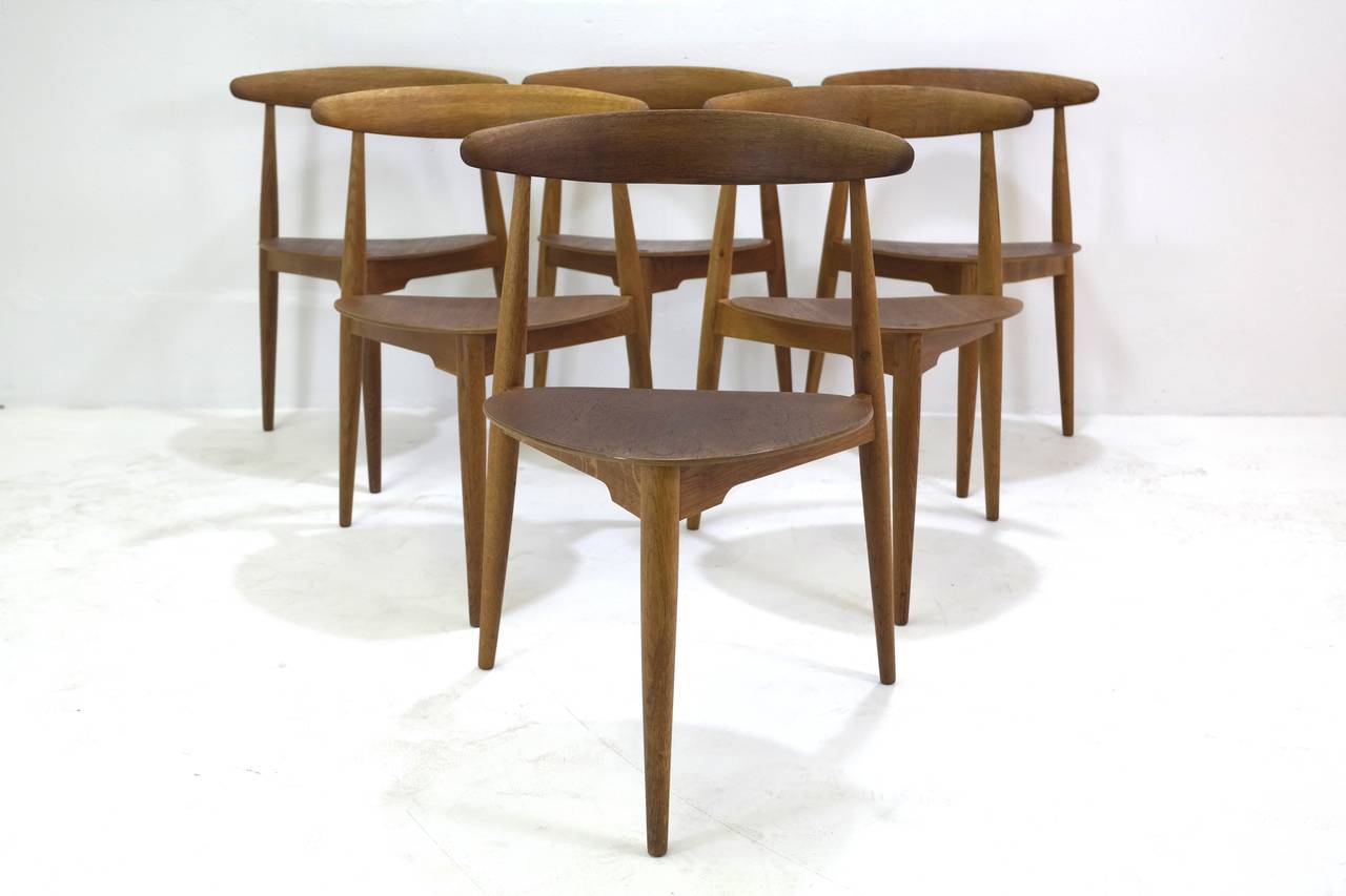 Scandinavian Modern Hans Wegner Round Dining Table and Matching Heart Shaped Chairs for Fritz Hansen