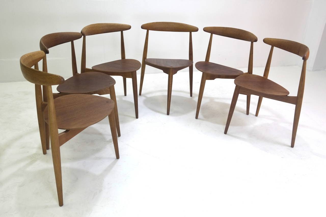 Mid-20th Century Hans Wegner Round Dining Table and Matching Heart Shaped Chairs for Fritz Hansen