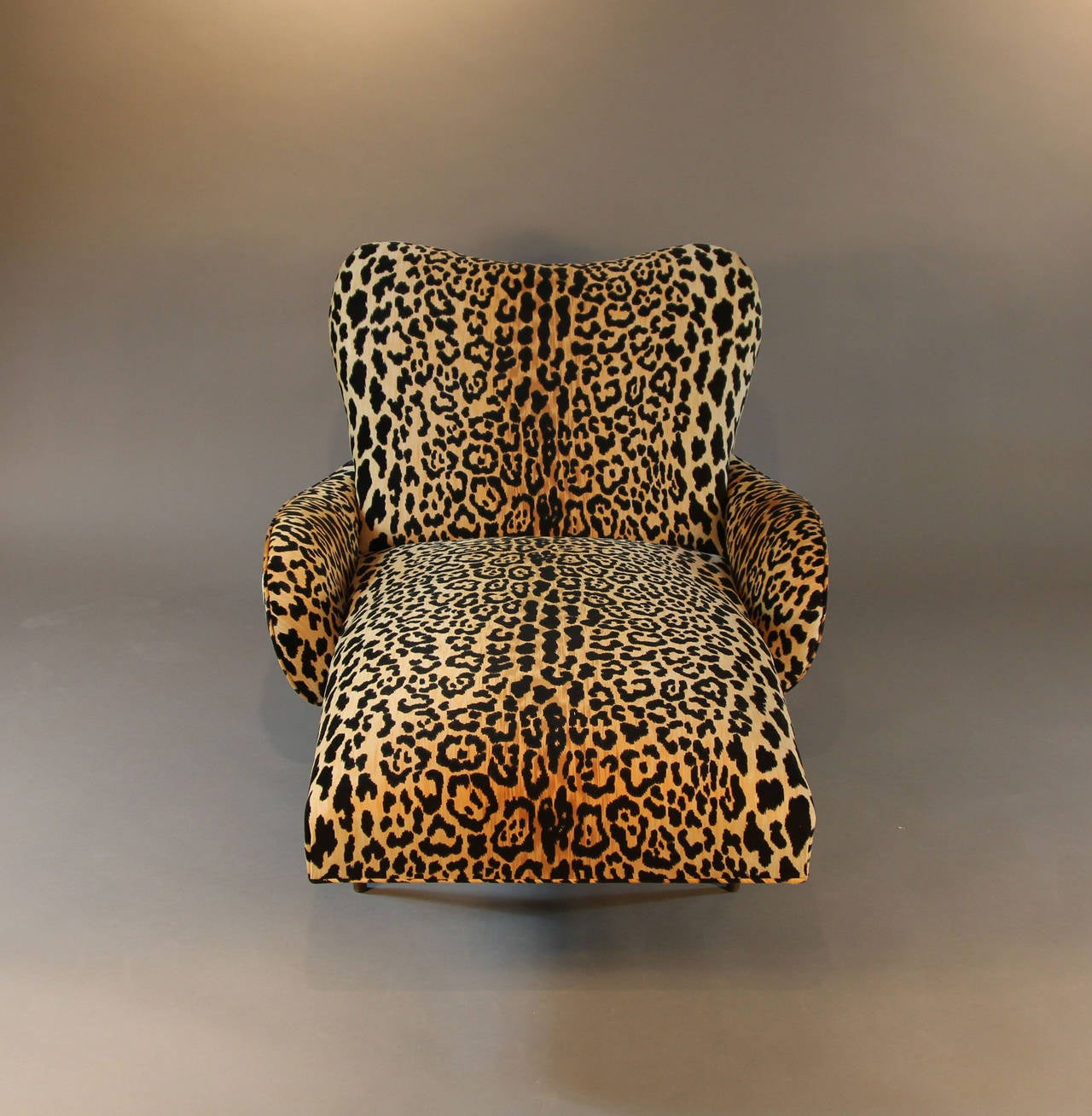 Mid-Century chaise longue newly upholstered in leopard print velvet. Tapered legs and shaped back.
