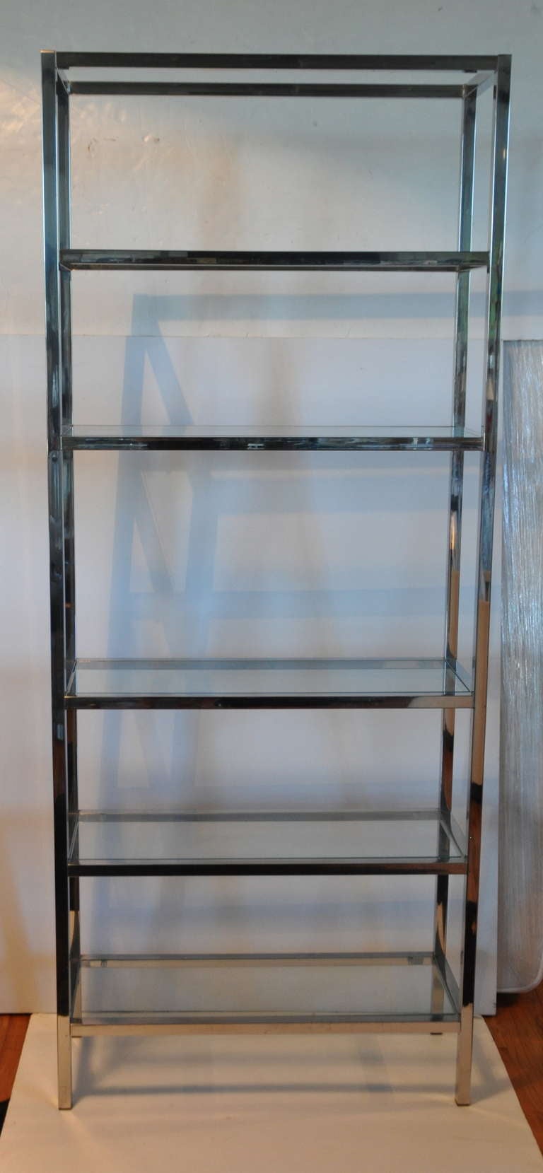 Nice quality etagere in chrome with glass shelves.