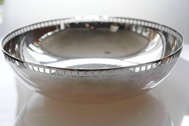 Round silver plated bowl designed by Richard Meier for Swid Powell. The bowl is an iconic 1980s design and is stamped on the base, Swid Powell and RM. Highly collectible.