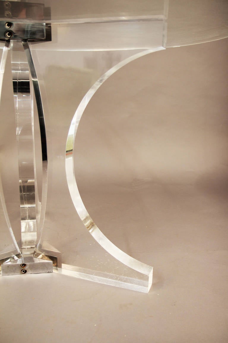Sehr dicker runder Lucite-Esstisch mit Lucite-Platte und Chrom-Akzenten im Zustand „Gut“ in Bridport, CT