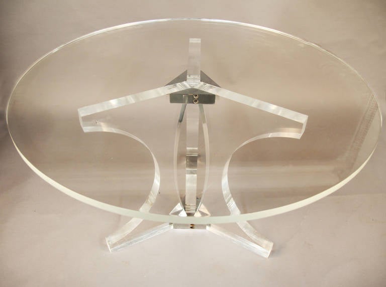 Sehr dicker runder Lucite-Esstisch mit Lucite-Platte und Chrom-Akzenten (Mitte des 20. Jahrhunderts)