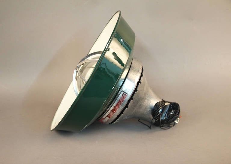 Industriel Paire de lampes pendantes industrielles vintage Killark