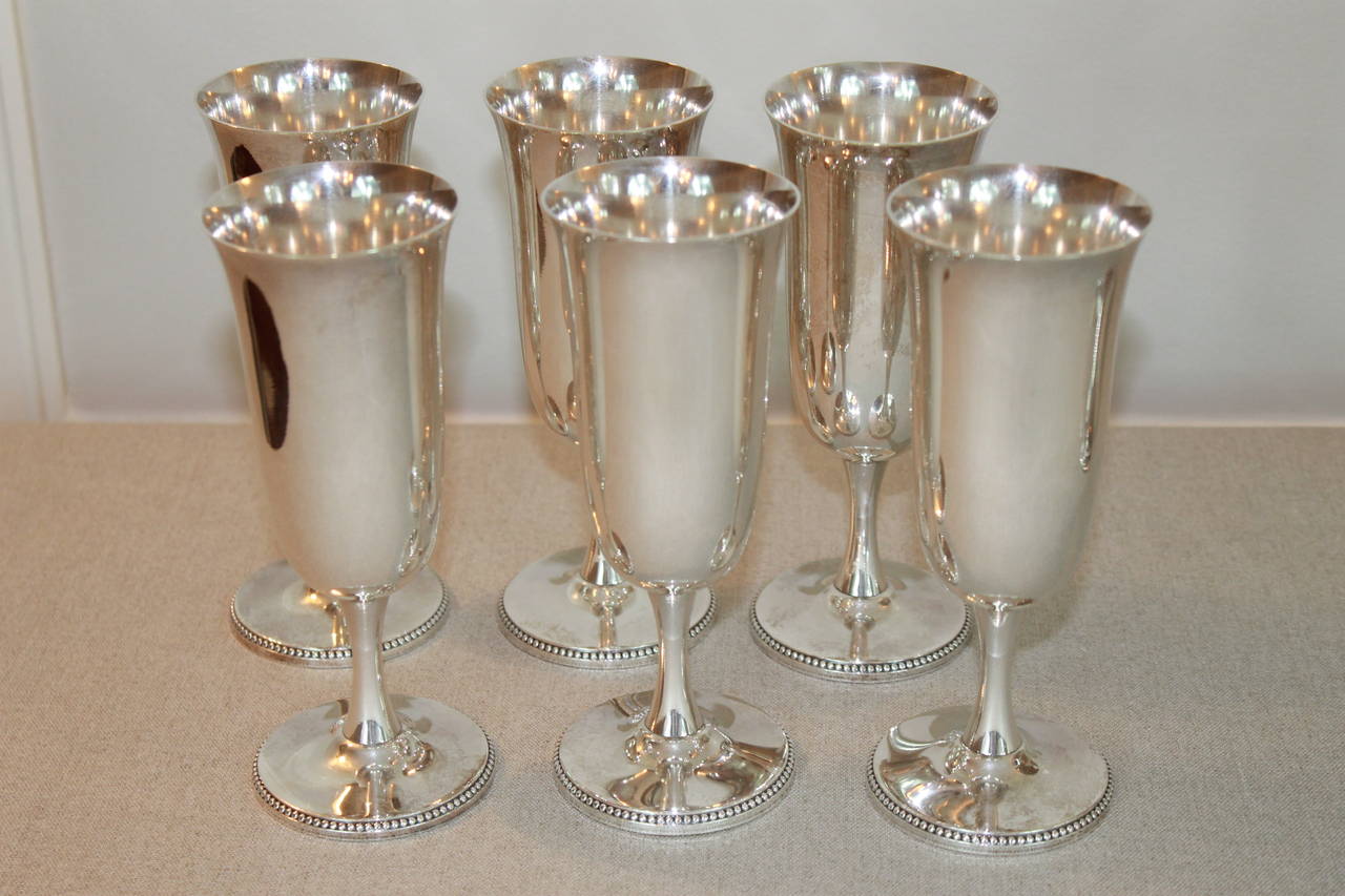 Refroidisseur à vin/ champagne moderniste français en métal argenté avec flûtes Excellent état à Bridport, CT