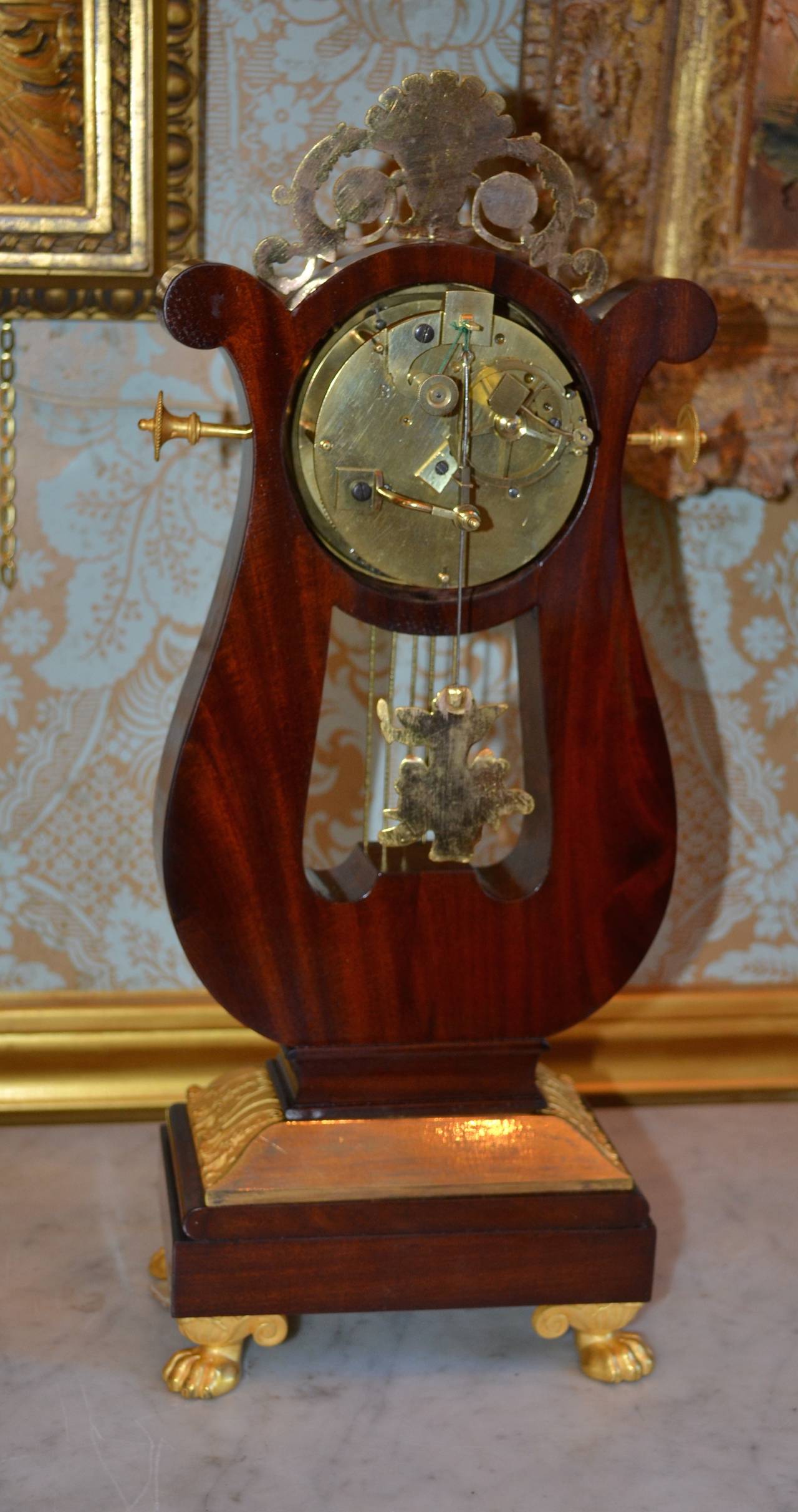 French Restauration Period Mahogany and Gilt Bronze Mantle Clock In Excellent Condition For Sale In Vancouver, BC