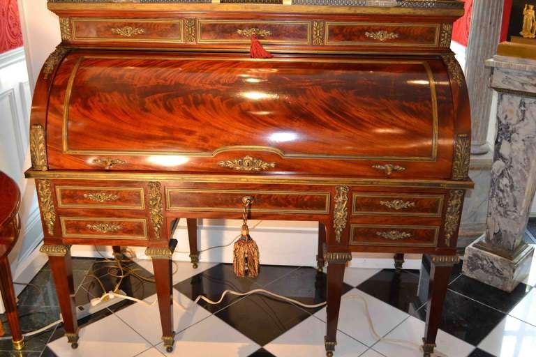 French Louis XVI style cylinder desk In Excellent Condition For Sale In Vancouver, BC