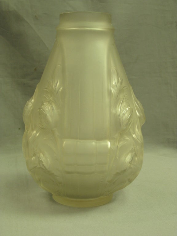 Paar französische Art Deco Vasen aus Milchglas signiert Etling