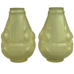 Paar französische Art Deco Vasen aus Milchglas signiert Etling