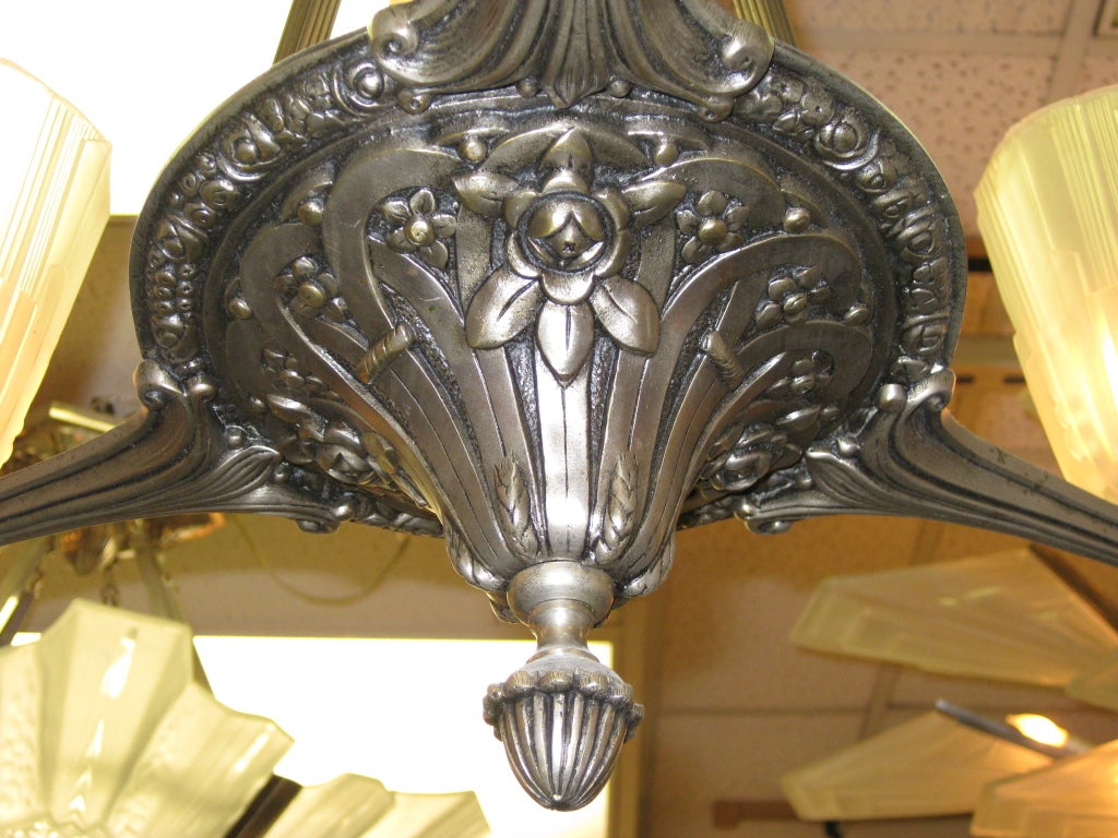 Vier-Tulpen-Kronleuchter aus Milchglas und satinierter, vernickelter Bronze im Zustand „Gut“ im Angebot in New York City, NY