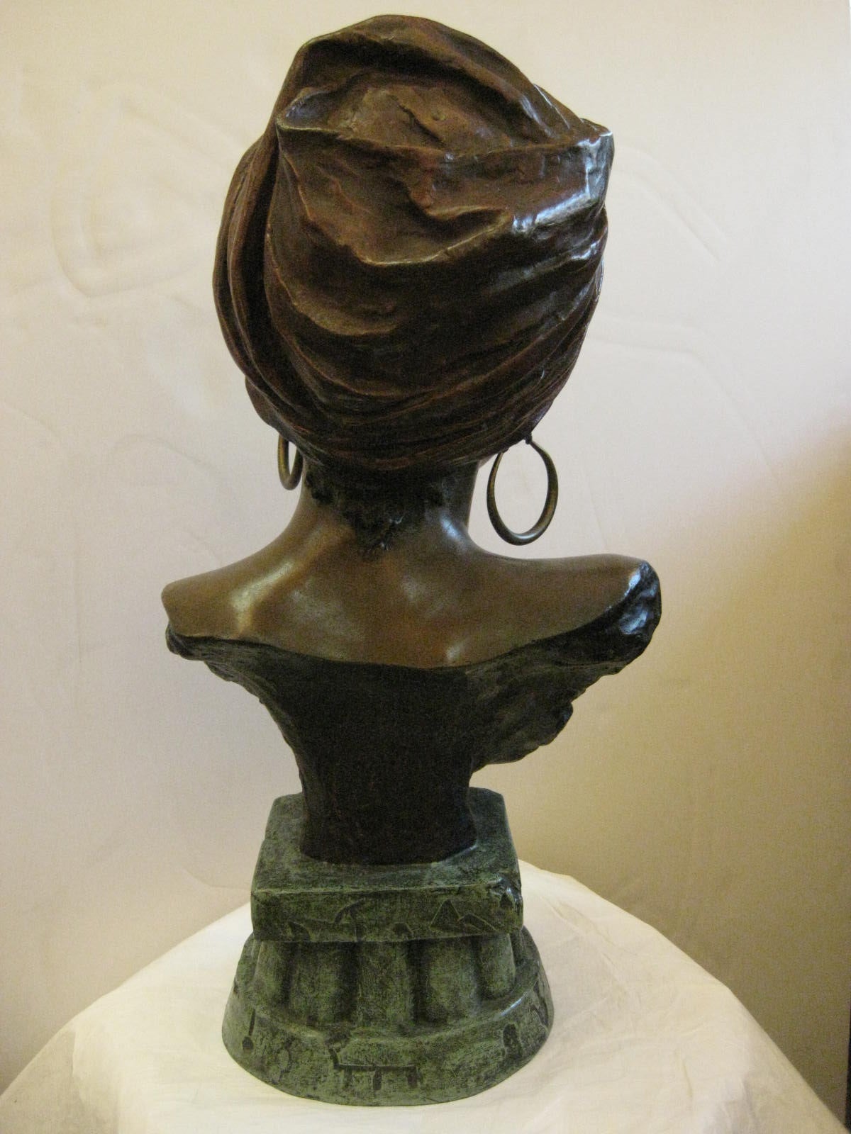 Français Buste de femme original en terre cuite polychrome signé E. Villanis, vers 1890