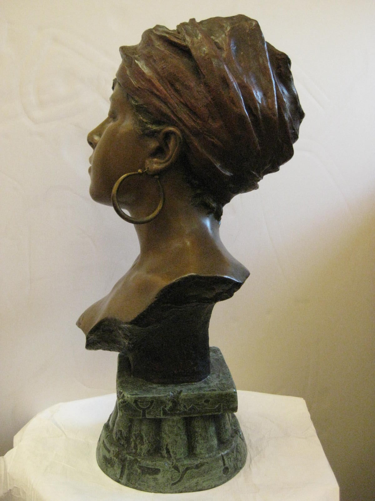 Beaux-Arts Buste de femme original en terre cuite polychrome signé E. Villanis, vers 1890