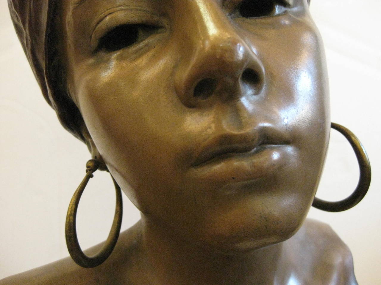 XIXe siècle Buste de femme original en terre cuite polychrome signé E. Villanis, vers 1890