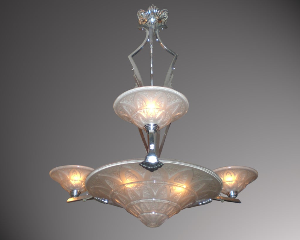 French Art Deco frosted art glass chandelier circa 1930. The central coupe along with three matching cups protrudes outward and mimics the radiating arch patterns on the frosted glass. All mounted on a highly unusual armature with decorative stem