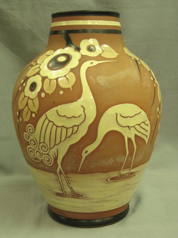 Art déco Vase en poterie belge avec des grues CIRCA Boch Frères émaillé circa 1939 en vente