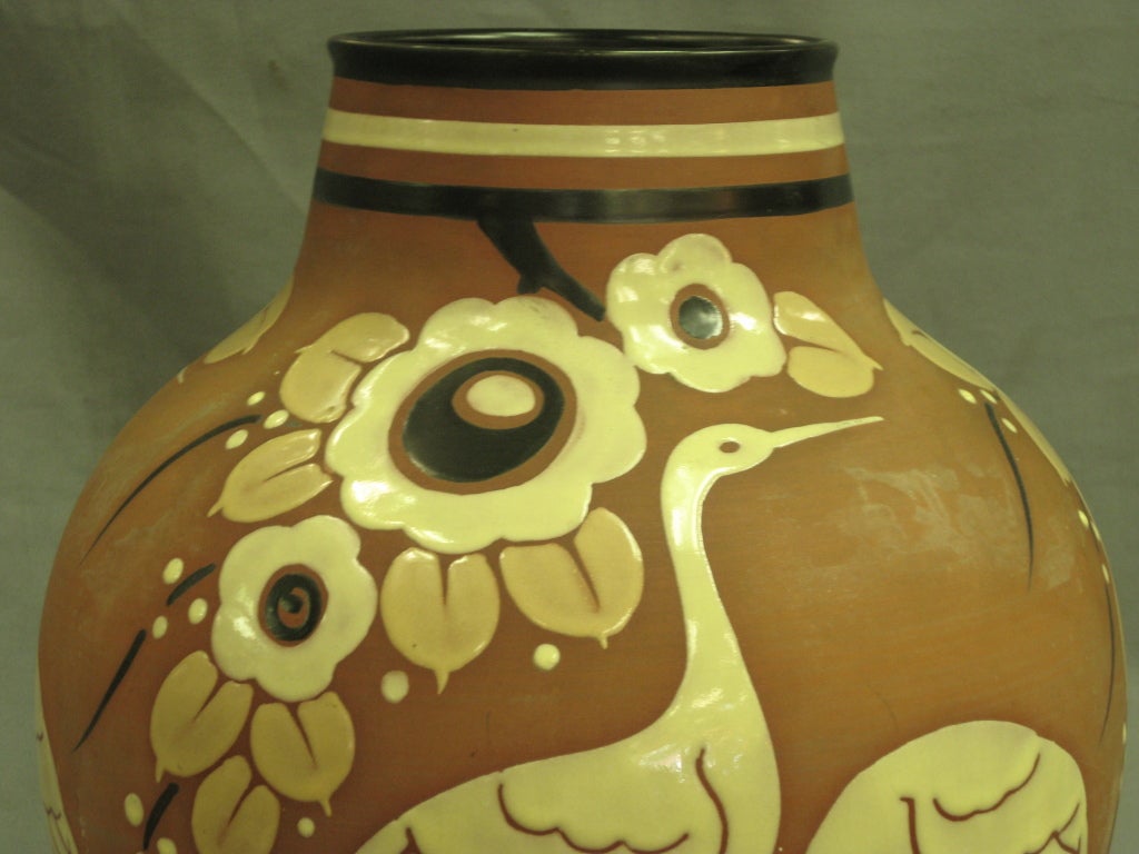 Vase en poterie belge avec des grues CIRCA Boch Frères émaillé circa 1939 Bon état - En vente à New York City, NY