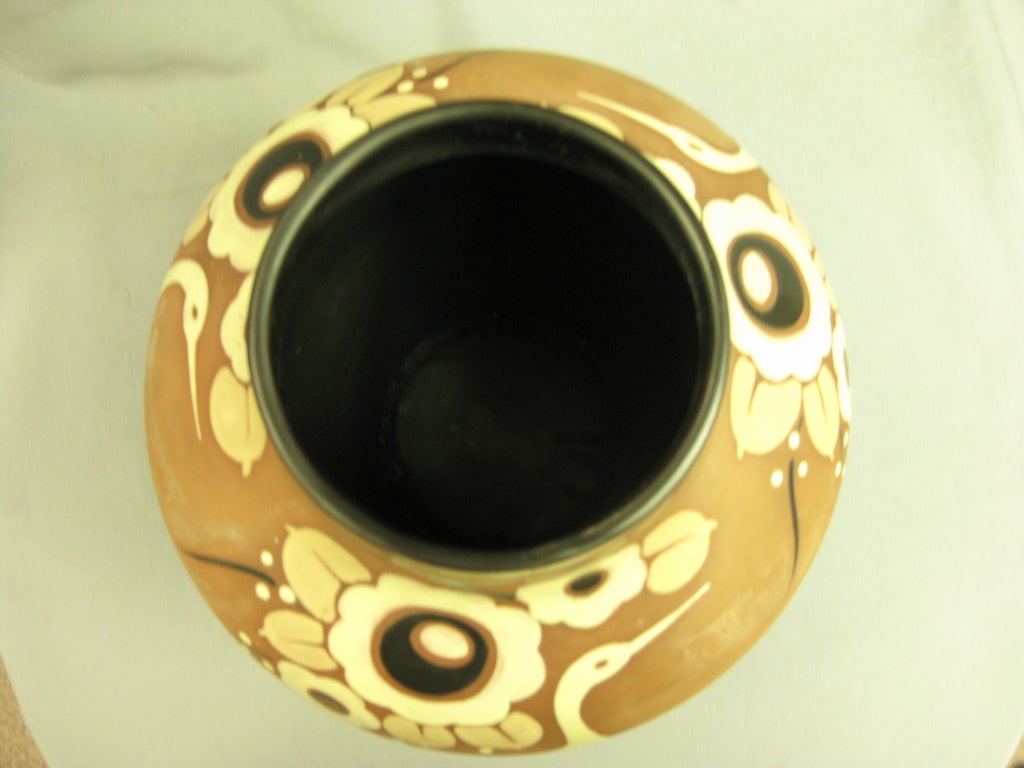 20ième siècle Vase en poterie belge avec des grues CIRCA Boch Frères émaillé circa 1939 en vente