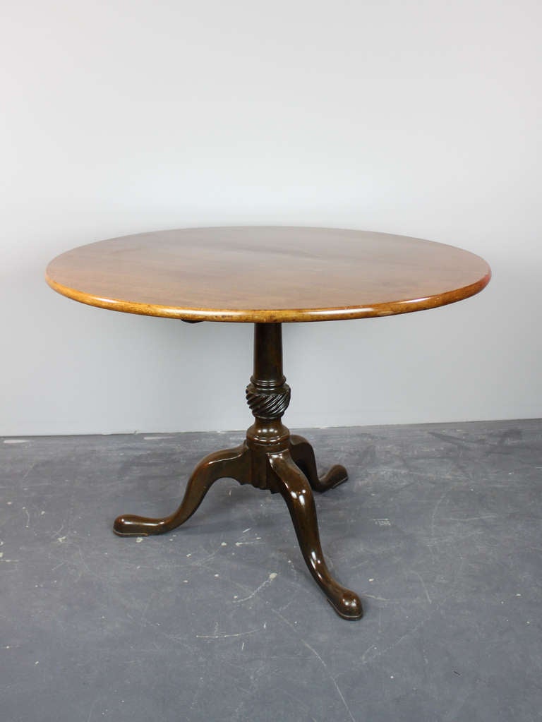 Ca. 1890 Queen Anne style mahogany tilt-top table with original hardware and finish.
Measurements: 38