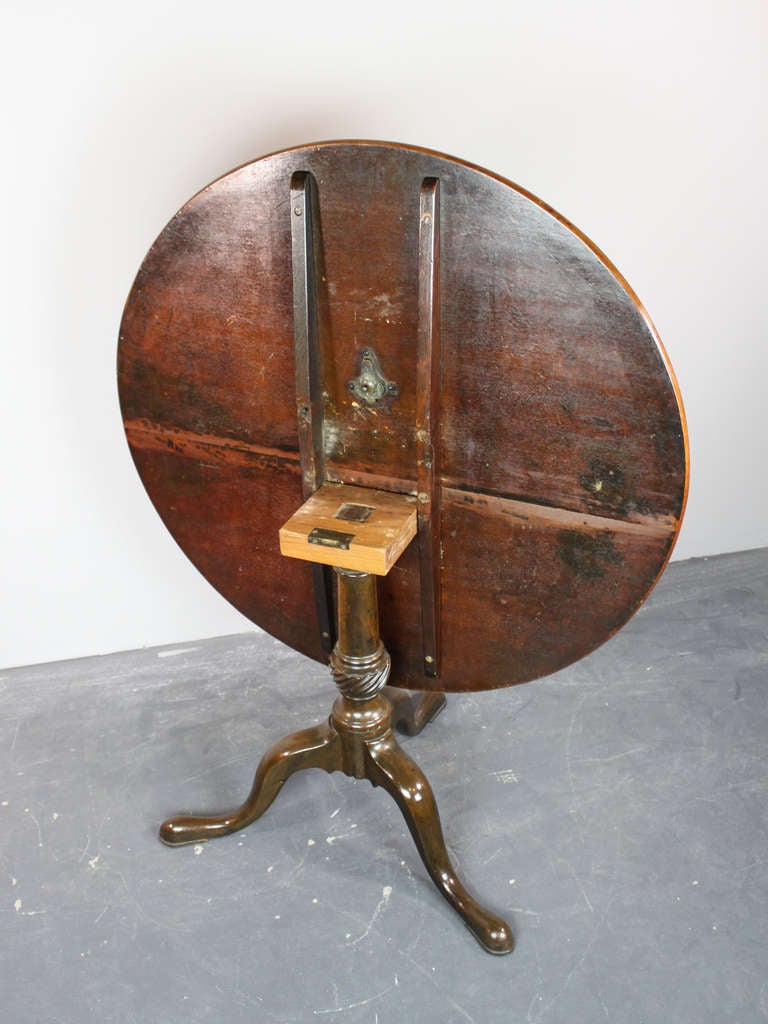 19th Century Queen Anne Style Tilt-Top Table For Sale