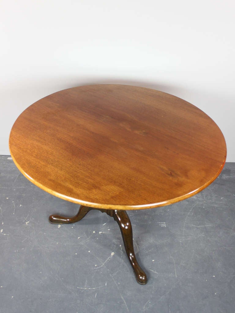 Unknown Queen Anne Style Tilt-Top Table For Sale
