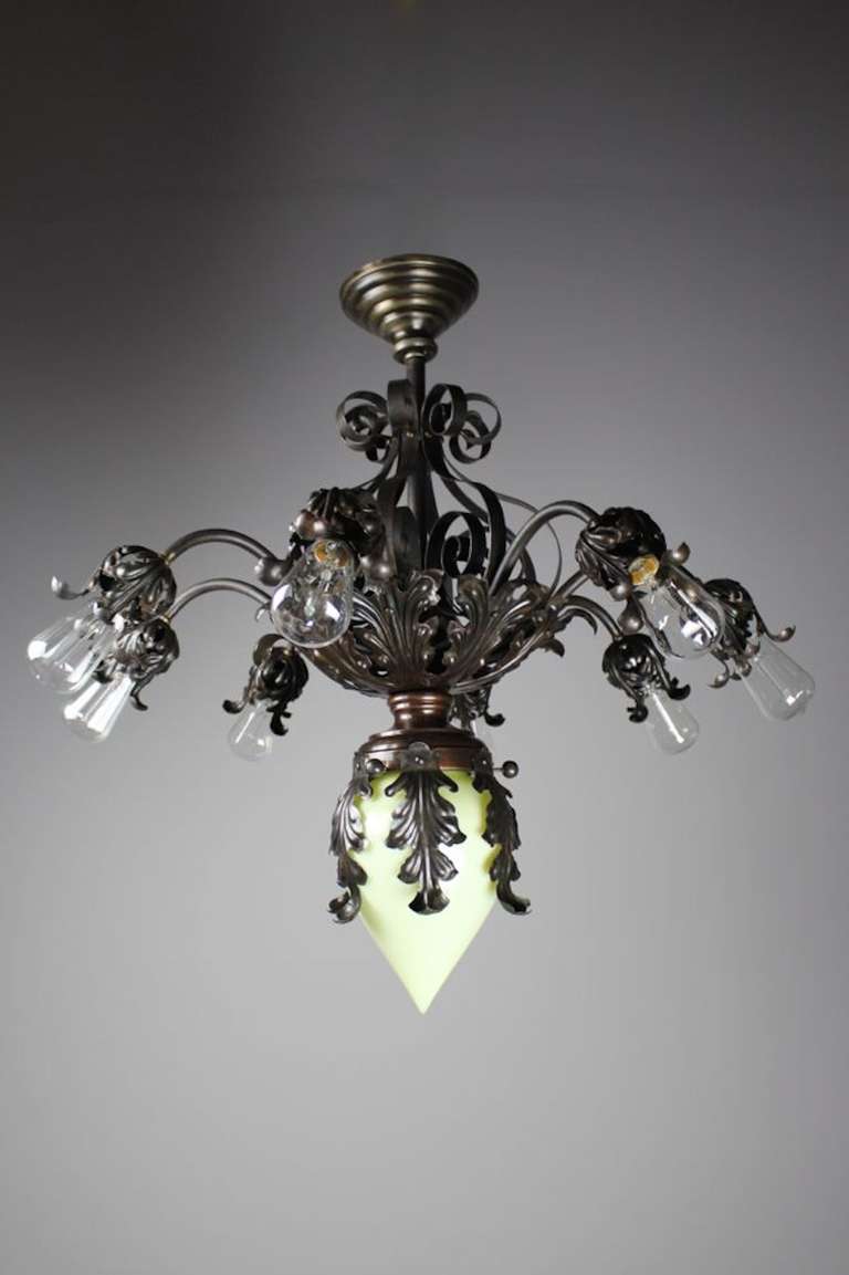 Circa 1905. Si tratta di un raro e decorativo lampadario in ferro battuto del periodo Queen Anne; sebbene sia stato realizzato in America, questo lampadario è stilizzato in modo 