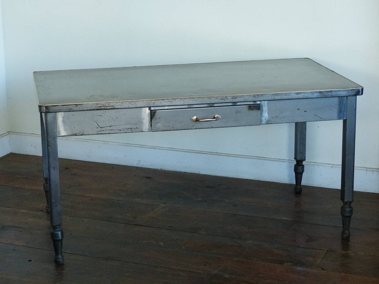 Nice all metal 1930-1940 office desk with cast-turned feet and very nice brass hi-lights
Great size at 60×36 with a nice mellow patina in raw steel.
Good height, working drawer, and made in USA
