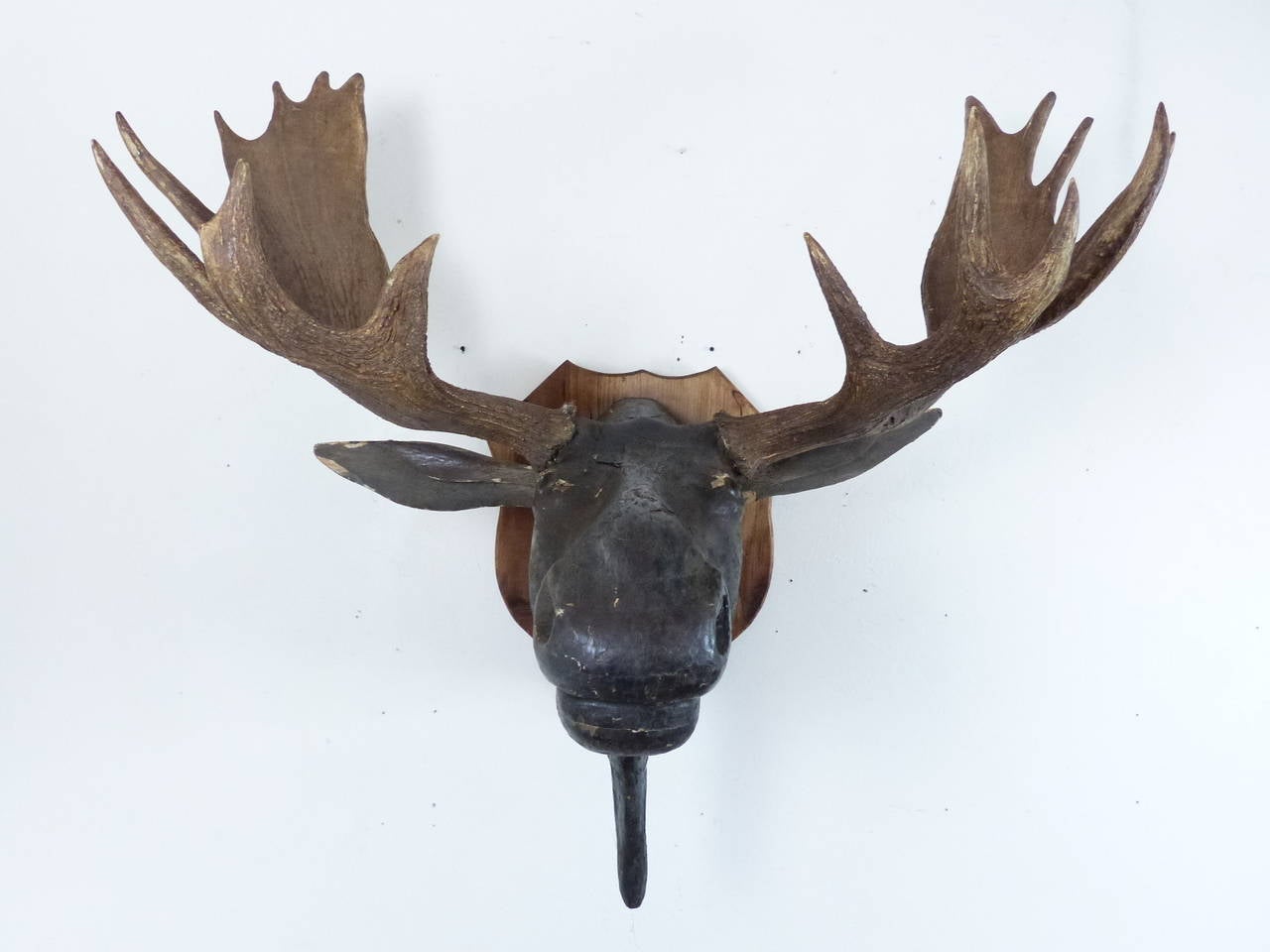 1930 Wooden Carved Moose Head In Fair Condition In Surrey, BC