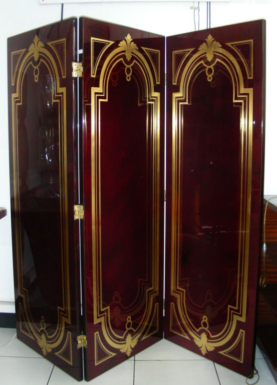 Three leaves screen in red lacquer inlaid of gilded brass