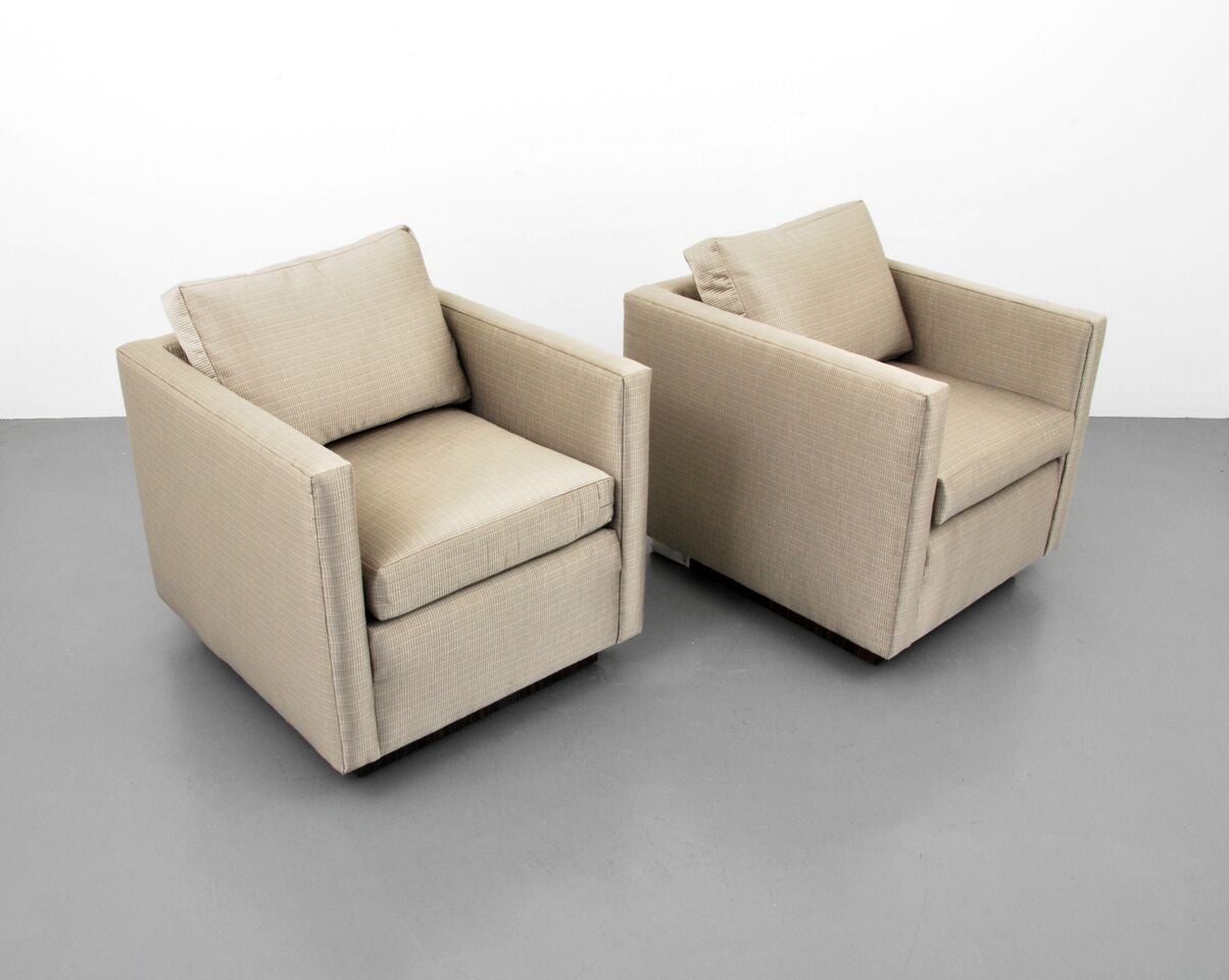 Pair of lounge chairs or armchairs in the manner of Milo Baughman.

Dimensions: 34.5