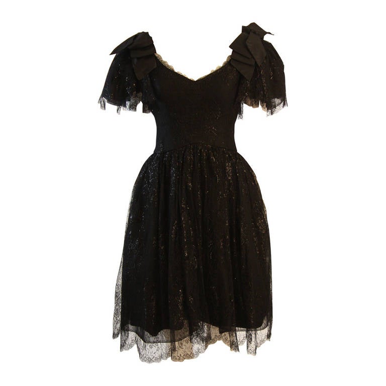 Jolie robe de cocktail noire Nolan Miller avec manches en dentelle et nœud en vente