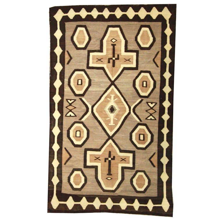 Dies ist ein schöner Navajo-Teppich aus der Jahrhundertwende mit Erdtönen und in neuwertigem Zustand.