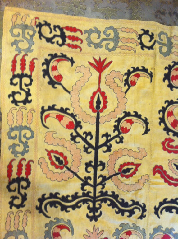 Questo antico suzani è caratterizzato da un mix di ricami a mano e applique. Tutti i colori sono vivaci e la lavorazione è estremamente precisa.