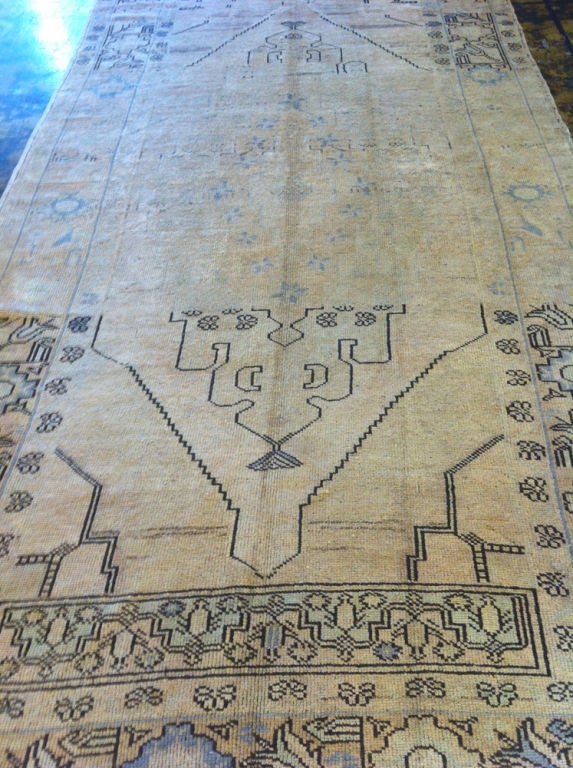 Il s'agit d'un tapis turc Ushak pâle des années 1920.