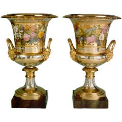 Paire de vases en forme de cratère "Vieux Paris" avec guirlandes de fleurs