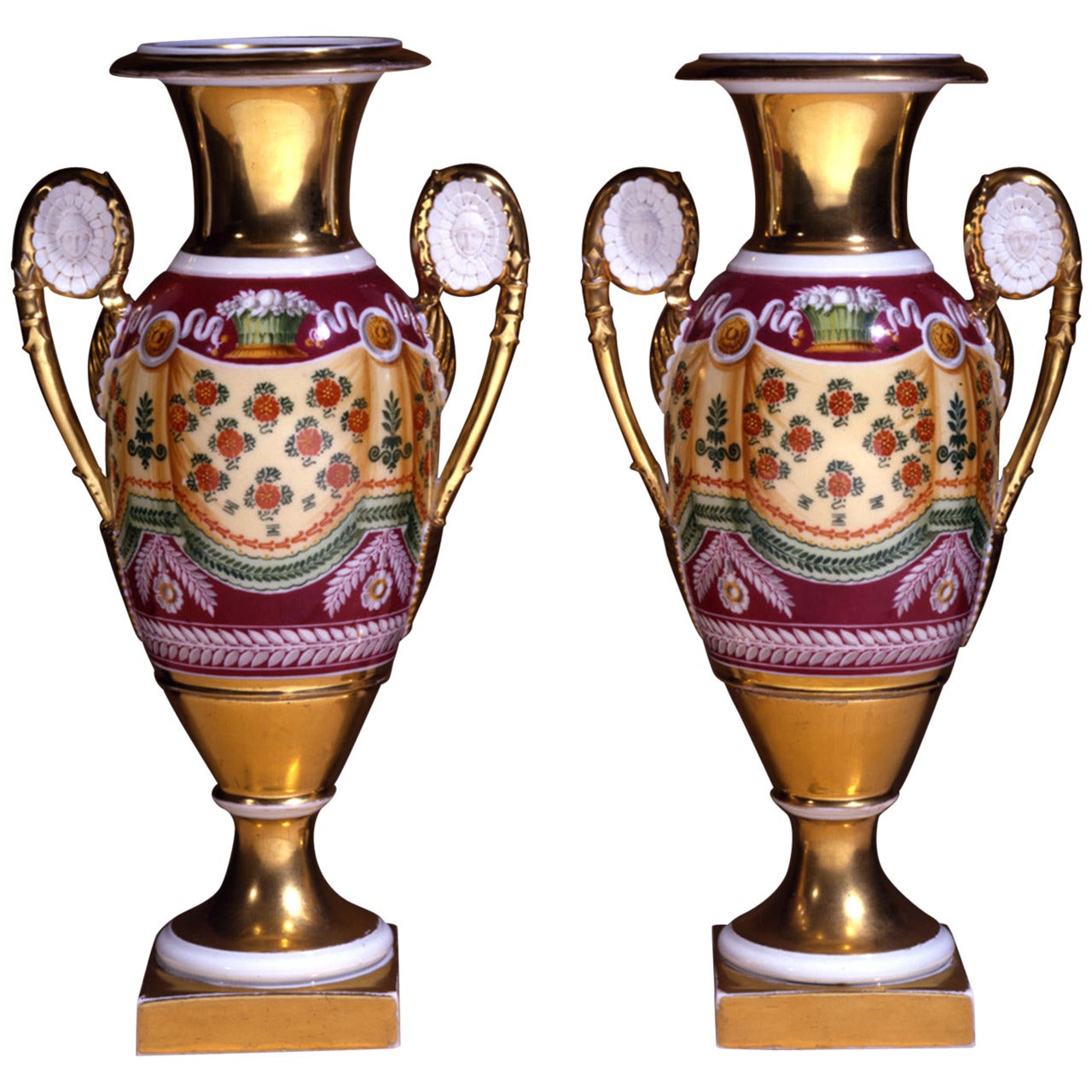 Zwei „Old Paris“-Porzellanvasen mit Draperie-Dekor im Angebot