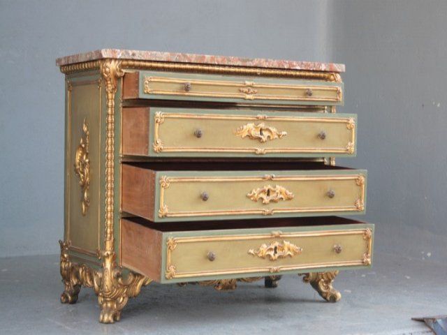 Italian Early XIX th venetian gilt  chest of drawers