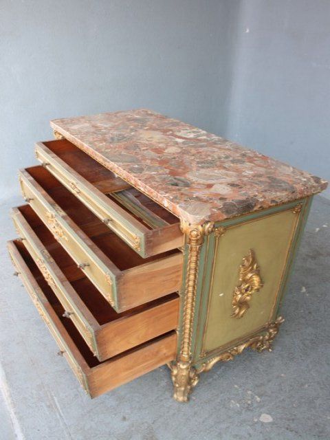 Painted Early XIX th venetian gilt  chest of drawers