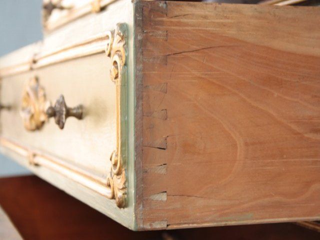 20th Century Early XIX th venetian gilt  chest of drawers