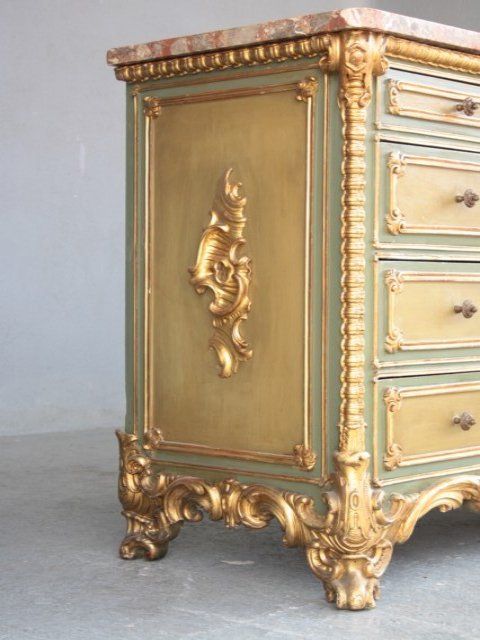 Giltwood Early XIX th venetian gilt  chest of drawers