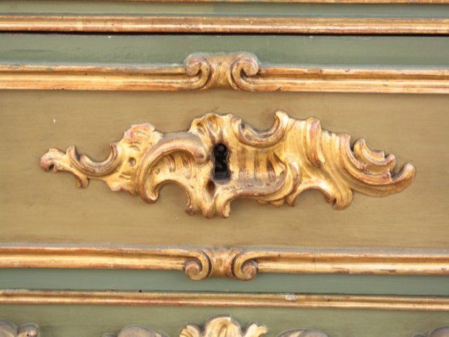 Early XIX th venetian gilt  chest of drawers 1